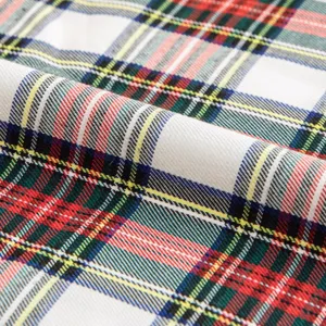 Nahaufnahme der klassischen mehrfarbigen Plaid-Stofftextur mit gewebten Mustern.