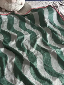 Couverture de climatisation rafraîchissante avec motif de vague vert blanc et bord rose