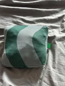 Couverture rafraîchissante pliée à rayures ondulées vertes et blanches, douce et légère.