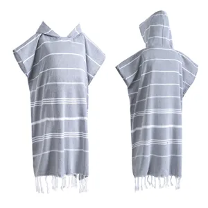 Turkse badstof strandhanddoek met capuchon sneldrogende surf poncho badjas met franjes.