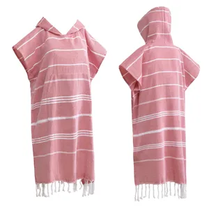 Roze gestreepte poncho met capuchon, sneldrogende Turkse badjas voor zwemmen en surfen.
