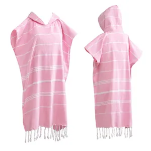 Roze Turkse strandhanddoek met capuchon, strepen en kwastjes, sneldrogende badjasponcho.