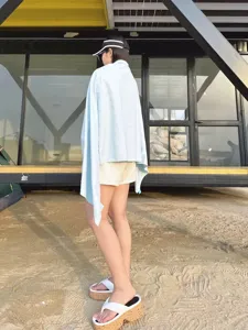 Vue détaillée de la cape de serviette de plage portable à séchage rapide, douce et absorbante.