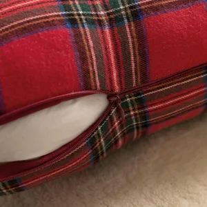 Klassischer roter Karo Kissenbezug fuer Heimsofa Dekoration, weicher und langlebiger Stoff.