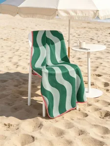 Couverture de plage à rayures ondulées vertes et blanches, légère pour été et voyage.