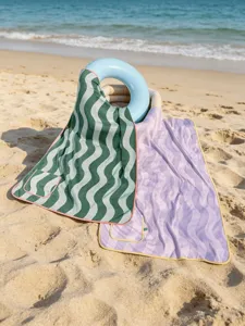 Serviette de plage rafraîchissante à motif de vagues avec poche, tissu doux séchage rapide.