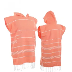 Gedetailleerd overzicht van de voor- en achterkant van de oranje strandhandoek met capuchon en strepen.
