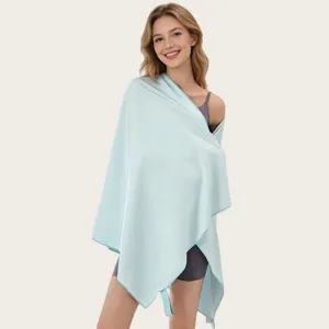 Vue de détail de la serviette de bain poncho cape séchage rapide, microfibre légère et douce.