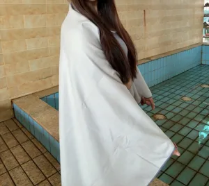Vue détaillée de la cape de bain portable à séchage rapide, montrant la texture douce.