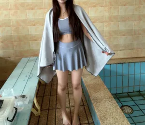 Serviette de bain portable à séchage rapide et cape de sport pour la natation et plage.