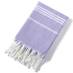 Vista dettagliata dell'asciugamano turco viola con righe bianche e frange delicate.