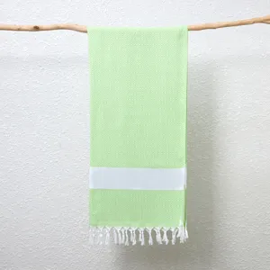Gedetailleerd opname van de groen geweven Turkse handdoek met ruitpatroon en franjes.