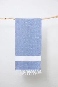 Detail van blauw-witte Turkse strandhanddoek met ruitpatroon, franjes, geweven jacquardstof.
