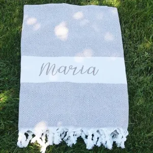 Türkische diamantgewebte Stranddecke mit personalisierter Namensstickerei aus reiner Baumwolle.