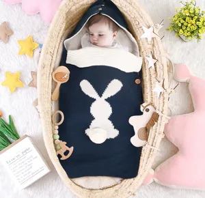 Detailaufnahme des weichen, gestrickten Baby-Schlafsacks mit einem süßen Hasenmotiv.