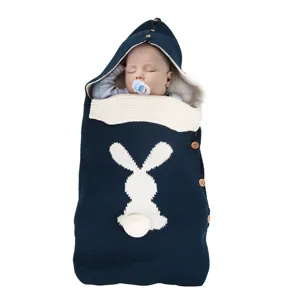 Gestrickter Babyschlafsack mit süßem Hasenmuster, Kapuze und Knöpfen für warme Neugeborene.