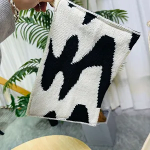 Funda de caja de pañuelos de punto patrón blanco y negro bolsa de almacenamiento de tela