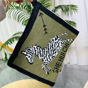 Vista detallada de la funda para caja de pañuelos de punto con bonito patrón de cebra verde.