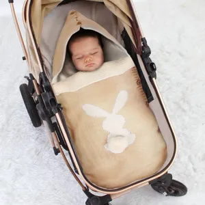 Geklauftes Babyschlafsack mit niedlichem Hasen-Design, ideal für Kinderwagen und gemütliche Wärme.