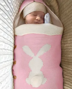 Gemütlicher Babyschlafsack aus Strick in Rosa mit Hasenmotiv und Knöpfen für Neugeborene.