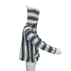 Vue de détail latérale d'un sweat à capuche baja tissé rayé noir et blanc avec une capuche.