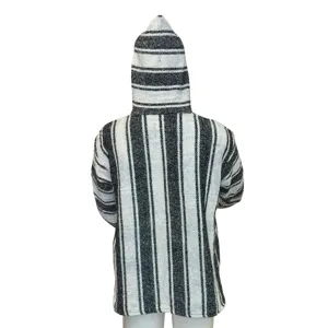 Vue détaillée du sweat à capuche tissé à rayures noires et blanches, montrant texture et design.