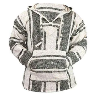 Gros plan sur les details du tissu texture, du motif raye et de la capuche confortable ici.