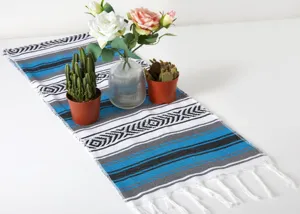 Runner da tavola messicano dettaglio con design a righe blu e motivi geometrici tradizionali.