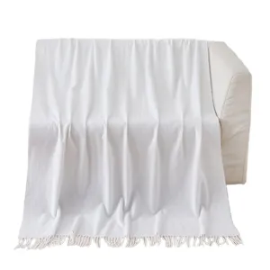 Mantiene il divano accogliente con questa coperta in poliestere unita con frange per ogni stagione.