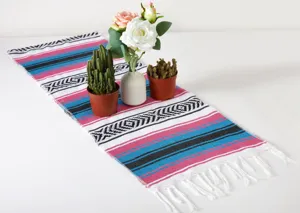 Tavola messicana runner colorato a righe con frange per decorazione festa vista dettagliata.