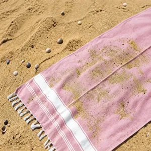 Κομψή τουρκική πετσέτα θαλάσσης με ριγέ σχέδιο και κρόσσια. Αντι-άμμος σχεδιασμός.