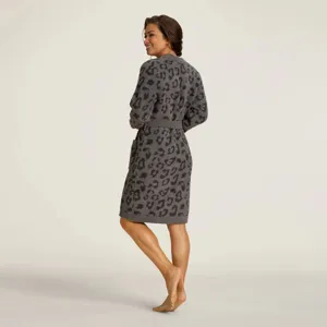 Vista dettagliata della morbida vestaglia da donna in maglia con stampa leopardata per il relax.