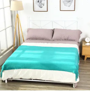 Detailaufnahme der einfarbigen Kunstkaschmir Bettläufer Decke mit stilvollem Fransen Design.
