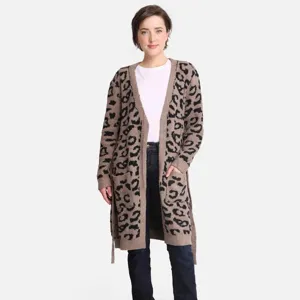 Vista dettagliata del cardigan da donna in maglia con stampa leopardata e texture soffice.