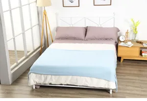 Weiche gestrickte Wohndecke für Bett und Sofa, einfarbig warmes Deko-Accessoire im Schlafzimmer.