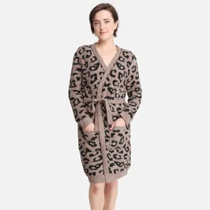 Dettaglio di un soffice cardigan da donna con stampa leopardata, cintura e comode tasche.