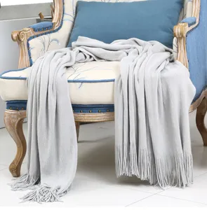 Gemütliche hellgraue Kuscheldecke Strickdecke mit Fransen für Sofa, Bett und Wohnzimmer.