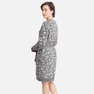 Vista di dettaglio cardigan accappatoio maglia leopardato grigio, homewear morbido.