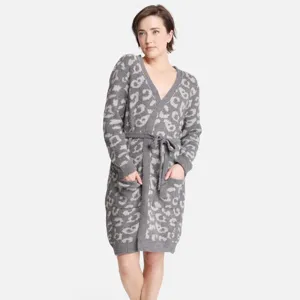 Dettagli del cardigan in maglia con stampa leopardata grigia e comode tasche.