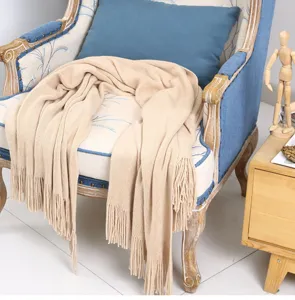 Gemütliche beige Strick-Sofadecke mit stilvollem FransenDesign für gemütliches Wohnzimmer.