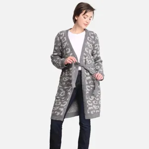 Cardigan maglia leopardata vista dettagliata morbido comodo abbigliamento da casa
