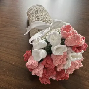 Handmade crochet flower blanket creative rose bouquet blanket gift for Valentine Day.