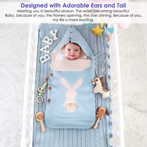 Gepolsterter Baby Strickschlafsack mit Hasenohren, Knöpfen und Kapuze für Kinderwagen.