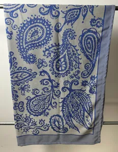 Gros plan détaillé de la couverture jeté tissée jacquard au motif cachemire bleu et gris.