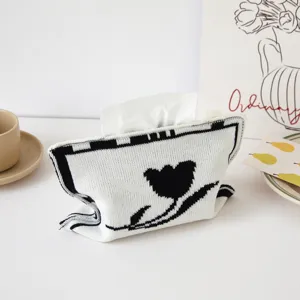 Vista detallada del soporte de pañuelos de punto con motivo de tulipán para decoración.