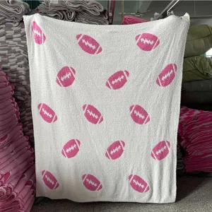 Morbida coperta in ciniglia bianca con motivo di football rosa, comodo plaid per letto o divano.