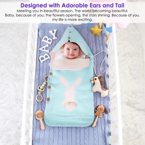 Geklappter Babyschlafsack Detail mit süßen Hasenohren und Schwanz in sanftem Pastellblau.