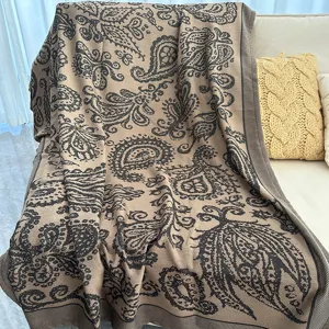 Plaid jacquard beige pour canape et lit, couverture decorative tissee confortable et douce.