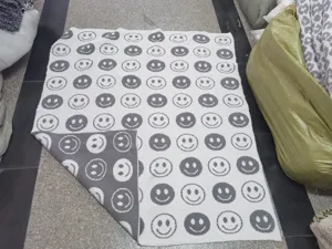 Gestrickte Smiley Kuscheldecke weiche doppelseitige Jacquard Decke fuer Sofa und Bett