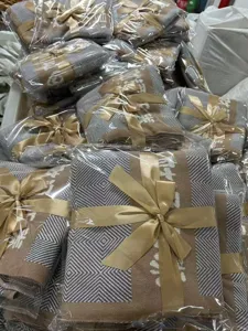 Πλεκτό κουβέρτα από καθαρό βαμβάκι κλάσης Α με γεωμετρικό σχέδιο ρόμβων και κορδέλα.